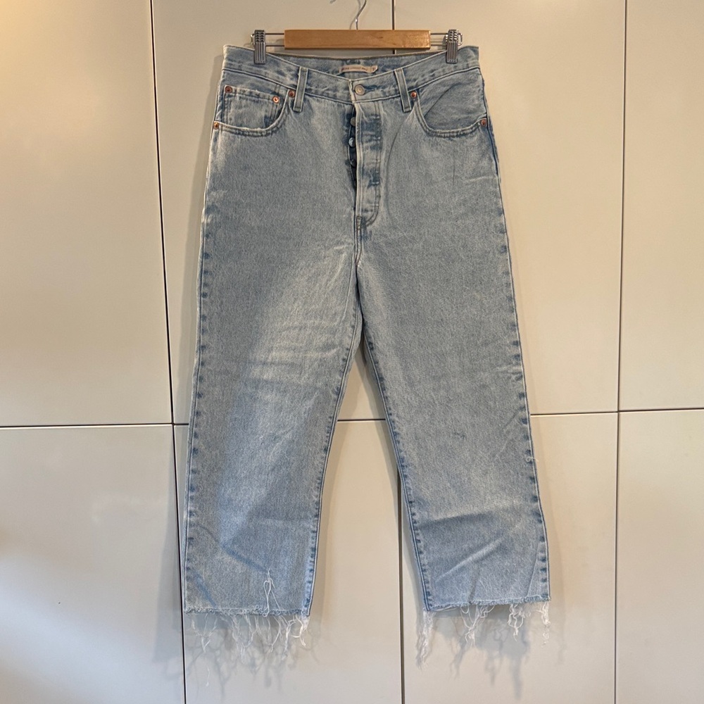 EUC Levi's No Stretch Light Blue Straight-Leg Ribcage Jeans with Raw Hem sz31